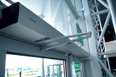  Система автоматизации распашных дверей для притока воздуха в системах дымоудаления RWA и путей эвакуации GEZE TSA 160 NT Invers 